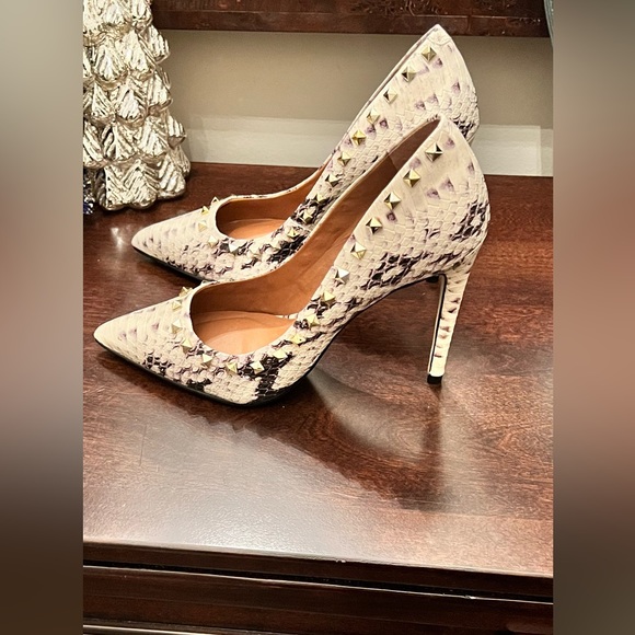 Steve Madden Proto-S Bone Snakeskin Heel with Studs - Picture 3 of 5